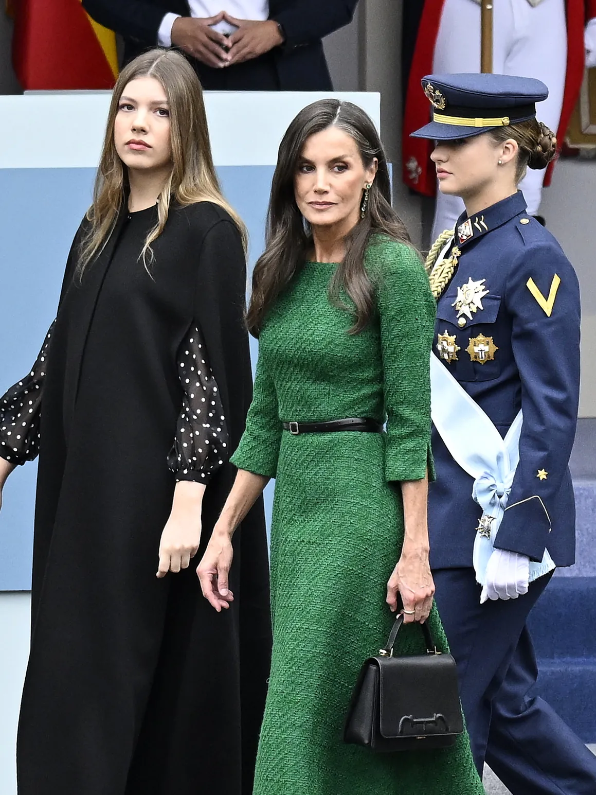 La Reina Letizia apuesta por el verde -y gana- para acudir al desfile del día de la Hispanidad