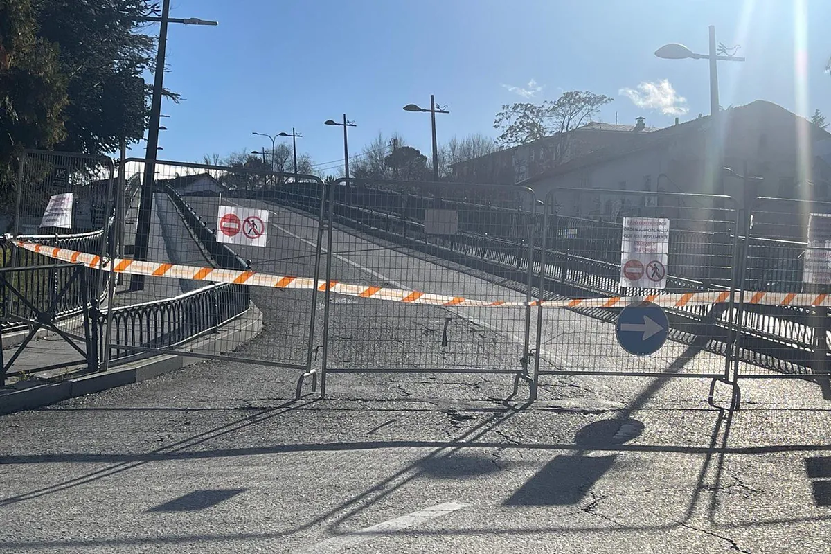 El triunfo judicial de Collado Villalba que puede poner a los alcaldes en pie de guerra contra Puente: Adif deberá encargarse de una pasarela tras años de "dejación"