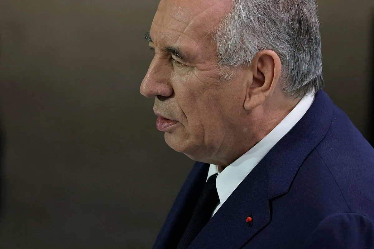 Franois Bayrou, 40.000 milyonluk sosyal masrafları açıkladı ve iki tatili bastırmayı önerdi