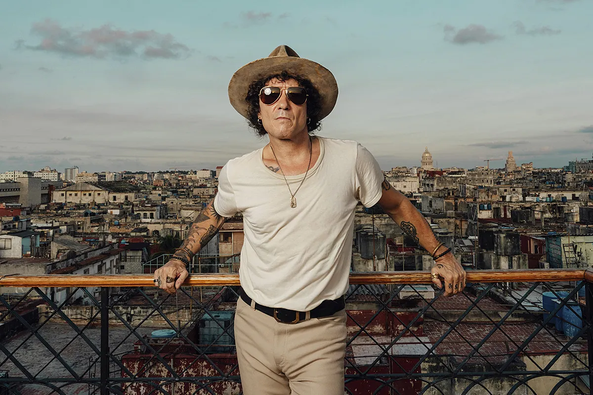 Enrique Bunbury: "Podría ser una banda tributo a mí mismo y forrarme, pero yo no soy un recolector de aplausos fáciles"