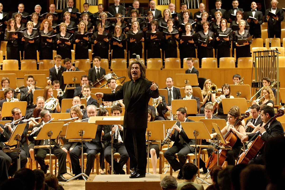 Luis Cobos regresa a la Filarmónica Beethoven para celebrar sus 40 años en la música