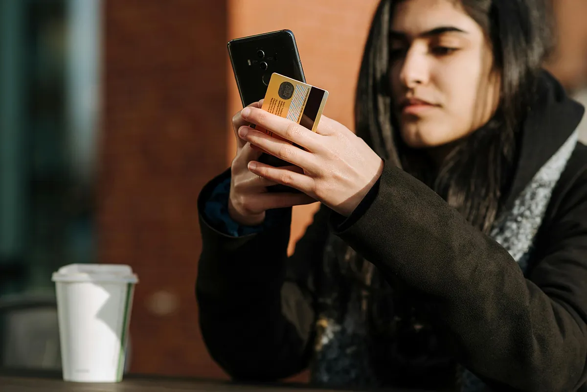 Tarjetas contactless y pagos sin PIN: así funciona el fraude con TPV portátil y cómo puedes protegerte