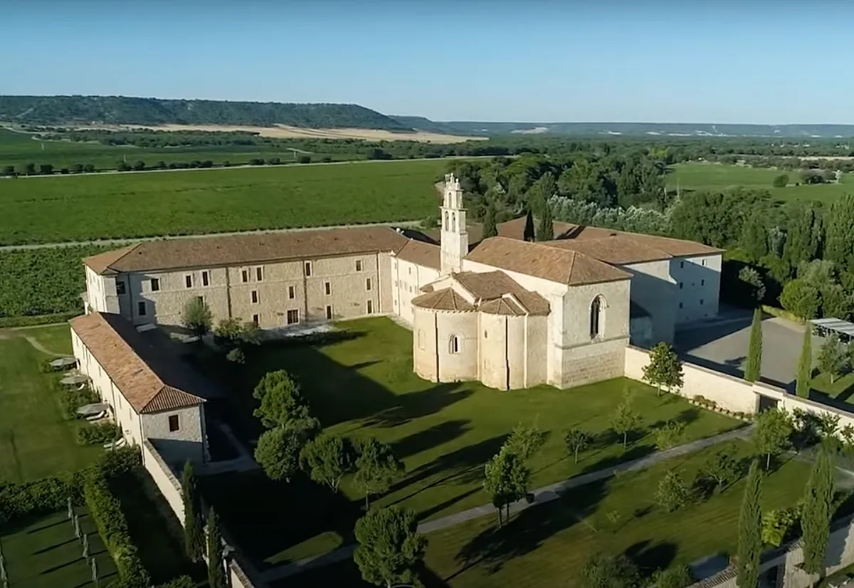 El impresionante monasterio de Castilla y León donde se casará Stella Banderas: de estilo románico y con bodega propia