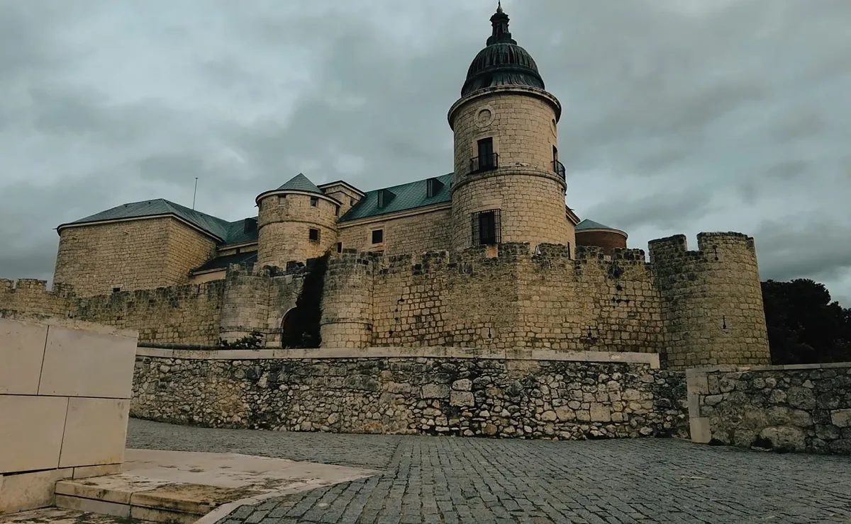 El pueblo más rico de Castilla y León que esconde un castillo medieval, un Archivo Histórico único y un río que susurra historias
