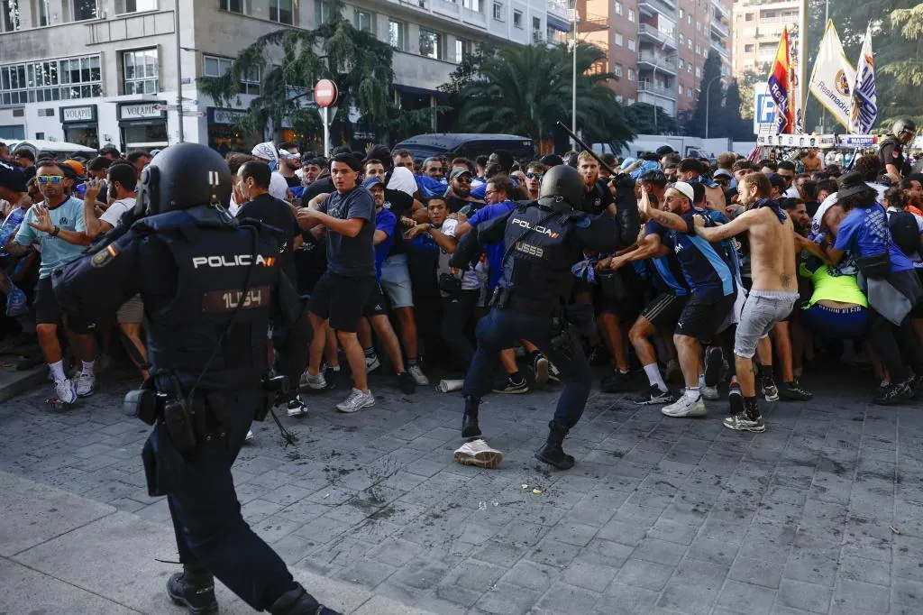 Cargas policiales contra los ultras del Olympique de Marsella en las puertas del Bernabéu