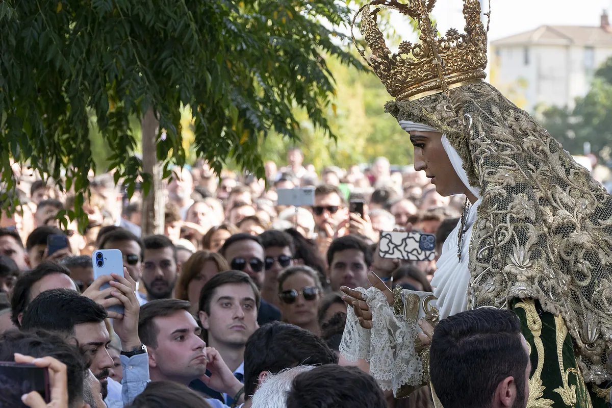 La Esperanza de Triana alcanza la segunda parada de su misión en las Tres Mil Viviendas