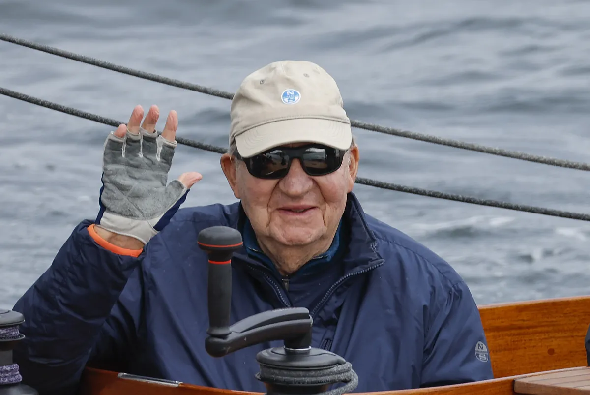 El rey Juan Carlos, con familiares y amigos, disfruta de una cena en la Ría de Pontevedra