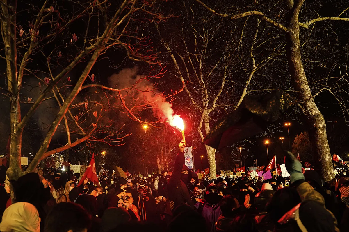 İstanbul Belediye Meclisi, hapsedilen muhalefetin görevden alınmasından sonra geçici bir belediye başkanı seçer