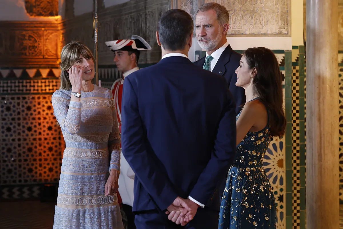Felipe VI se congela el sueldo y tira de ahorros para la Casa Real...