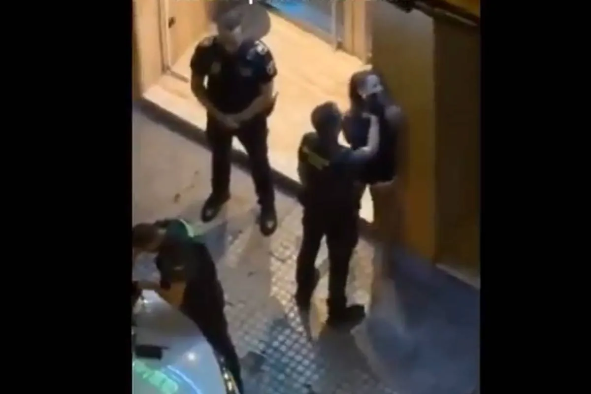 Detienen a un guardia civil por agredir a una mujer detenida y con grilletes en la localidad valenciana de Oliva