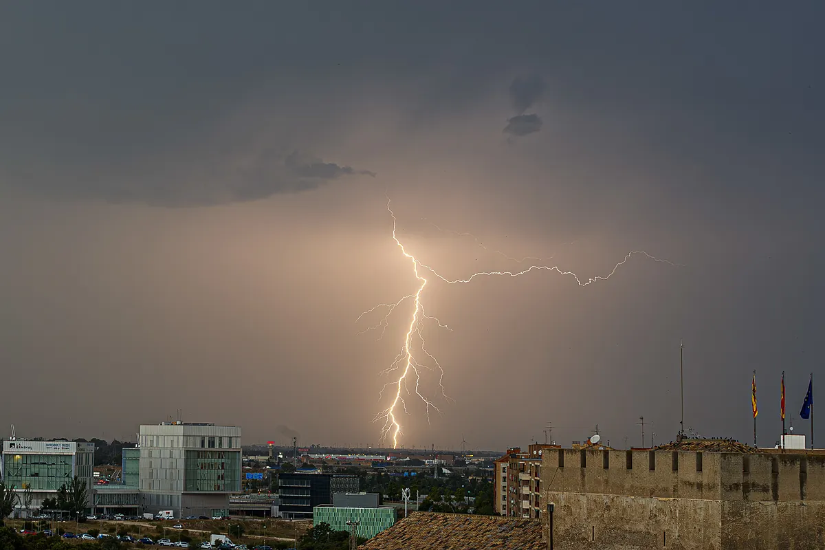 Una dana mantiene avisos en 13 comunidades por lluvias, tormentas o calor