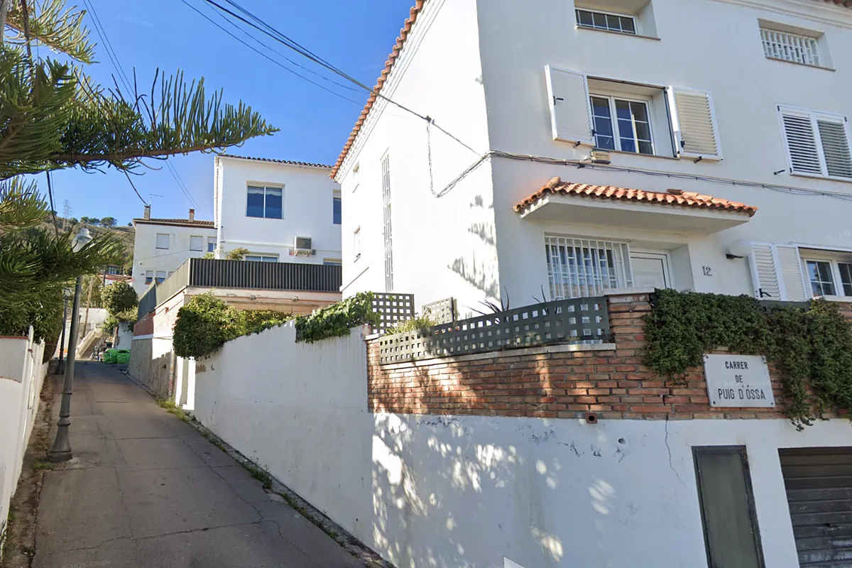 El secreto mejor guardado de Pedralbes, el barrio pijo de Barcelona: un rincón de casitas blancas, aire de pueblo y la calma en plena Ciudad Condal