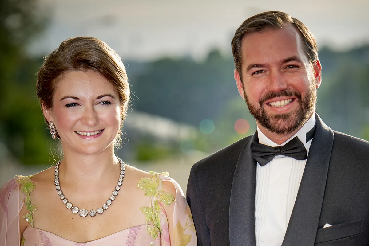 La historia de amor, al principio secreta, de Guillermo y Estefanía, que asumen la corona de Luxemburgo