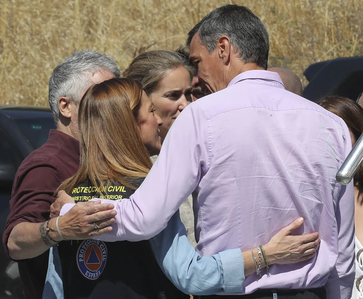 Sánchez rentabiliza el control de los incendios tras asumirlo las comunidades
