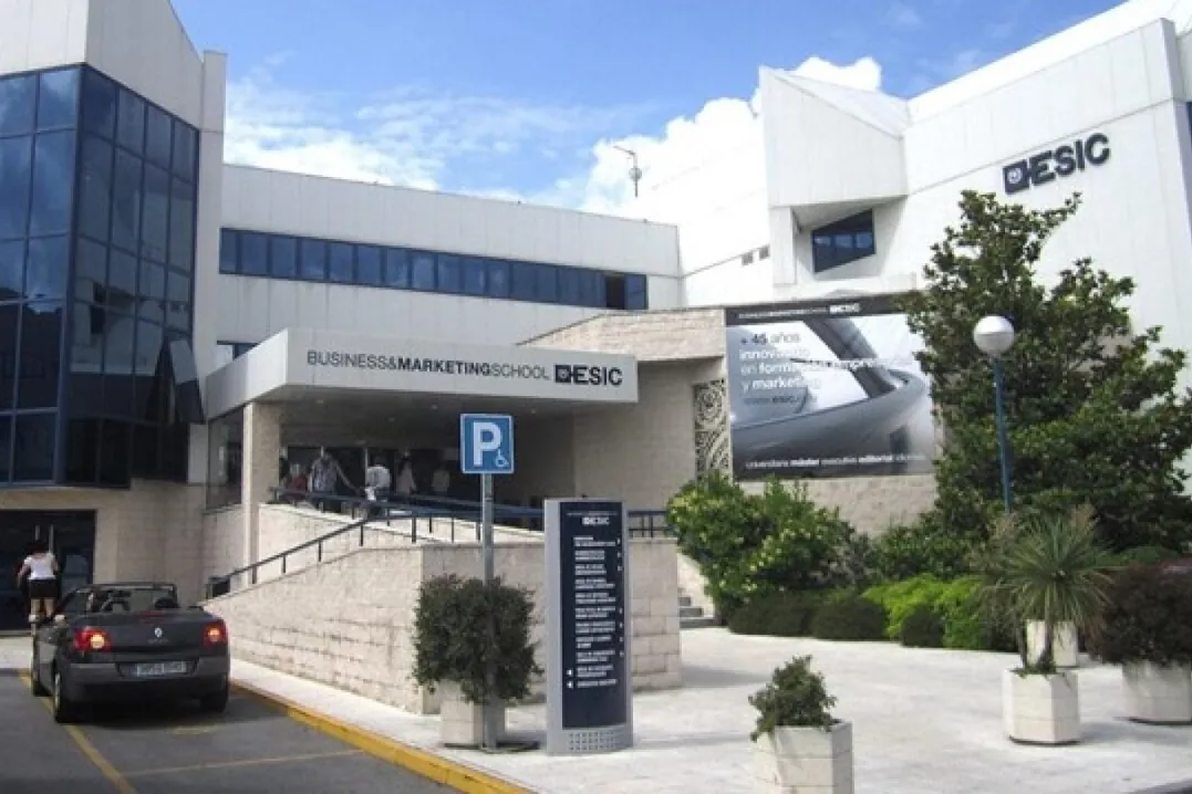 Pedro Sánchez envía a su hija a una universidad de pago católica en plena ofensiva del Gobierno contra la educación privada