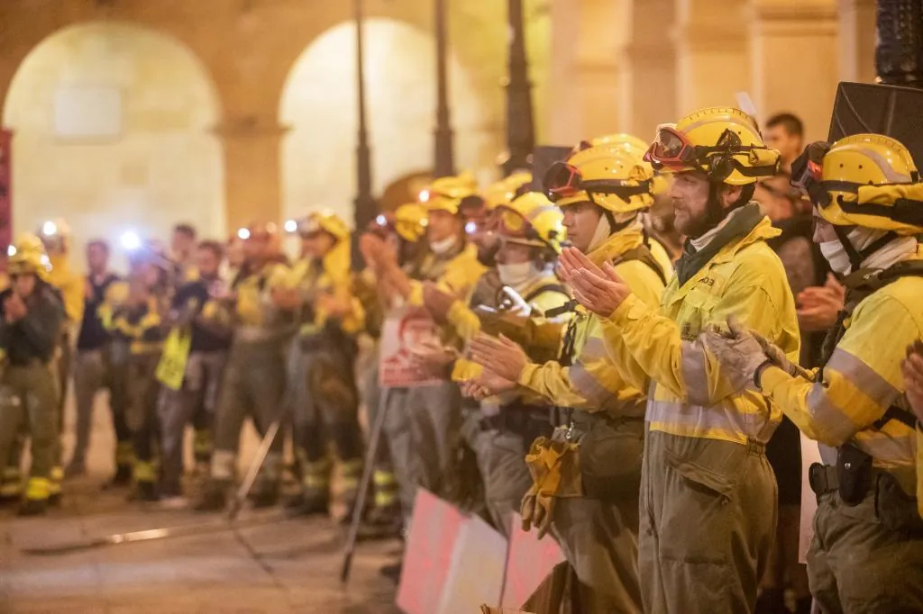 Los bomberos forestales de Castilla y León se manifiestan hoy en una marcha pacífica en León para pedir un operativo público y estable y exigir ceses tras los incendios de este verano