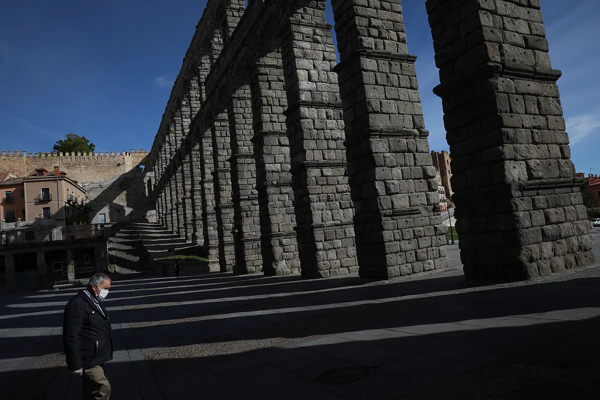 Bir İngiliz turist dengesini kaybederken ve Segovia su kemeri bakış açısından düşüyor