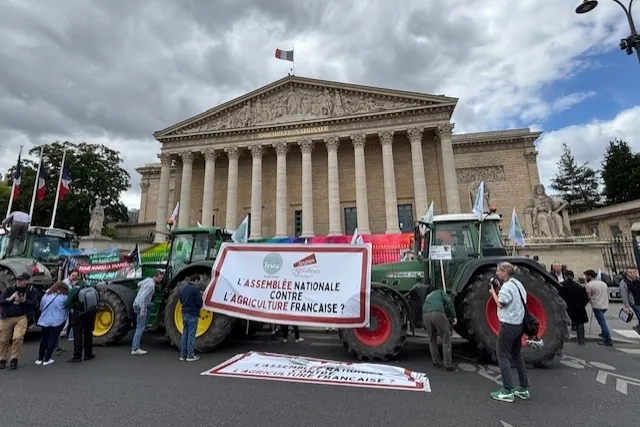 Los tractores (y los taxis) vuelven a tomar las calles de París