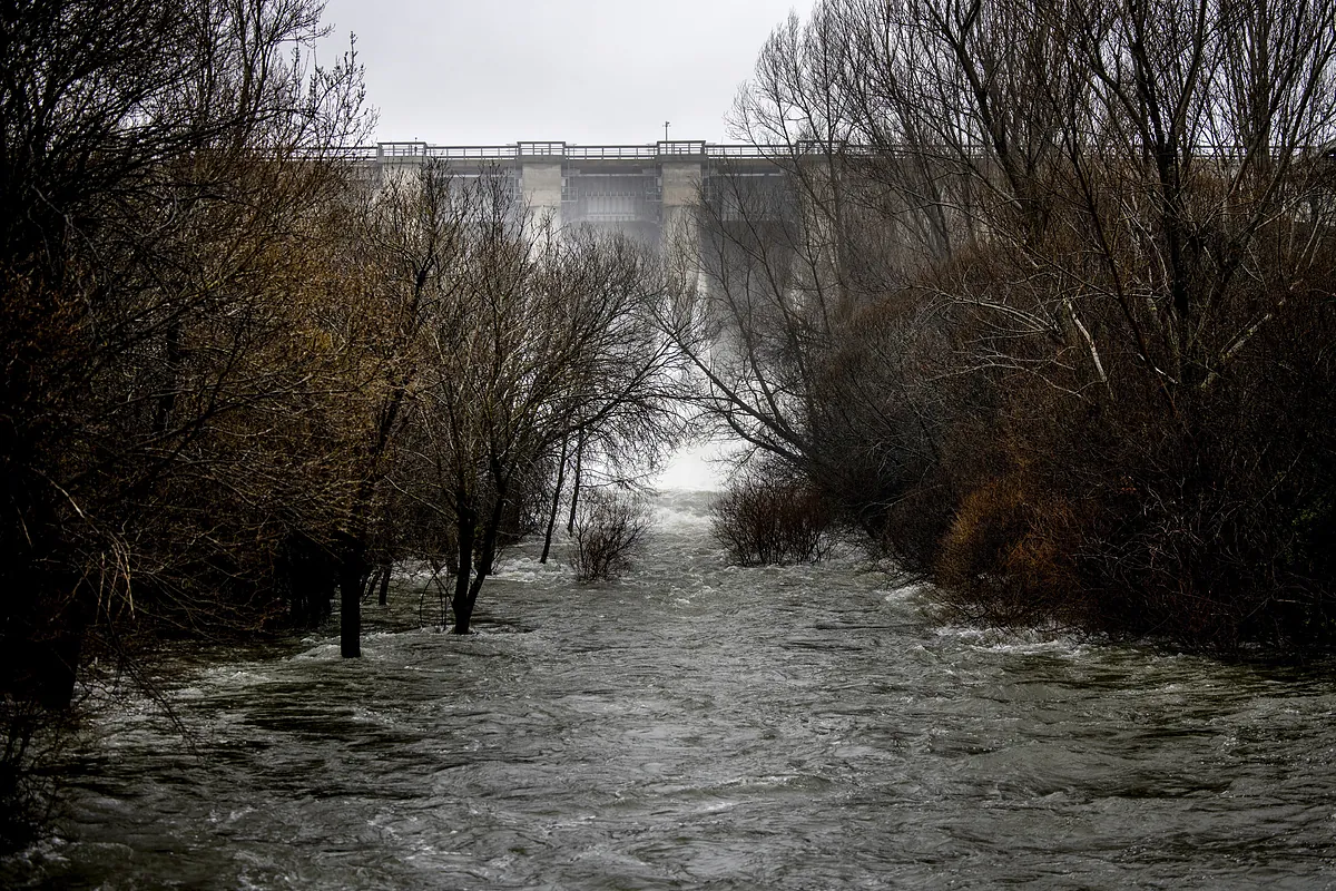 Riesgo por la lluvia en Madrid: inundaciones, ríos desbordados, carreteras cortadas y doce de los 13 embalses soltando agua