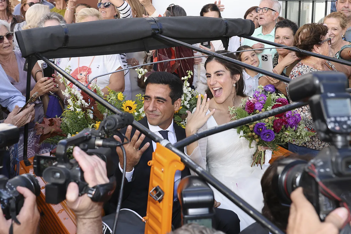 Alberto Herrera y Blanca Llandres ya son marido y mujer: vestido romántico, una madrina muy atrevida y curioso coche de novios
