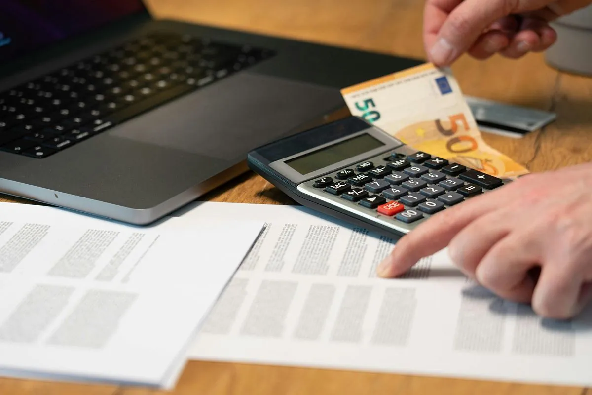 La mochila de las hipotecas fijas 'baratas': seguros, tarjetas y ¡hasta planes de pensiones!