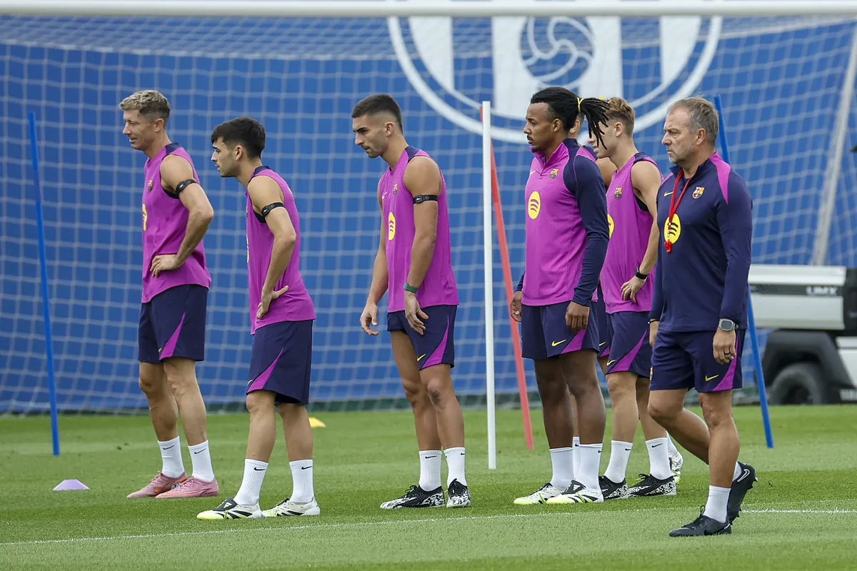 Hansi Flick culpa a De la Fuente de la lesión de Lamine, que no jugará ante el Valencia: "Se fue con dolores y le dieron analgésicos. Hay que cuidar a los jóvenes"