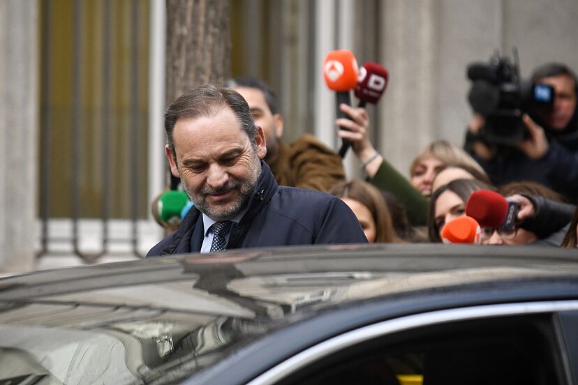 El Supremo pide a Transportes que aclare pagos de medio millón de euros a  Ábalos en "dietas" y el ministerio asegura que eran gastos de viajes de  toda su delegación | España