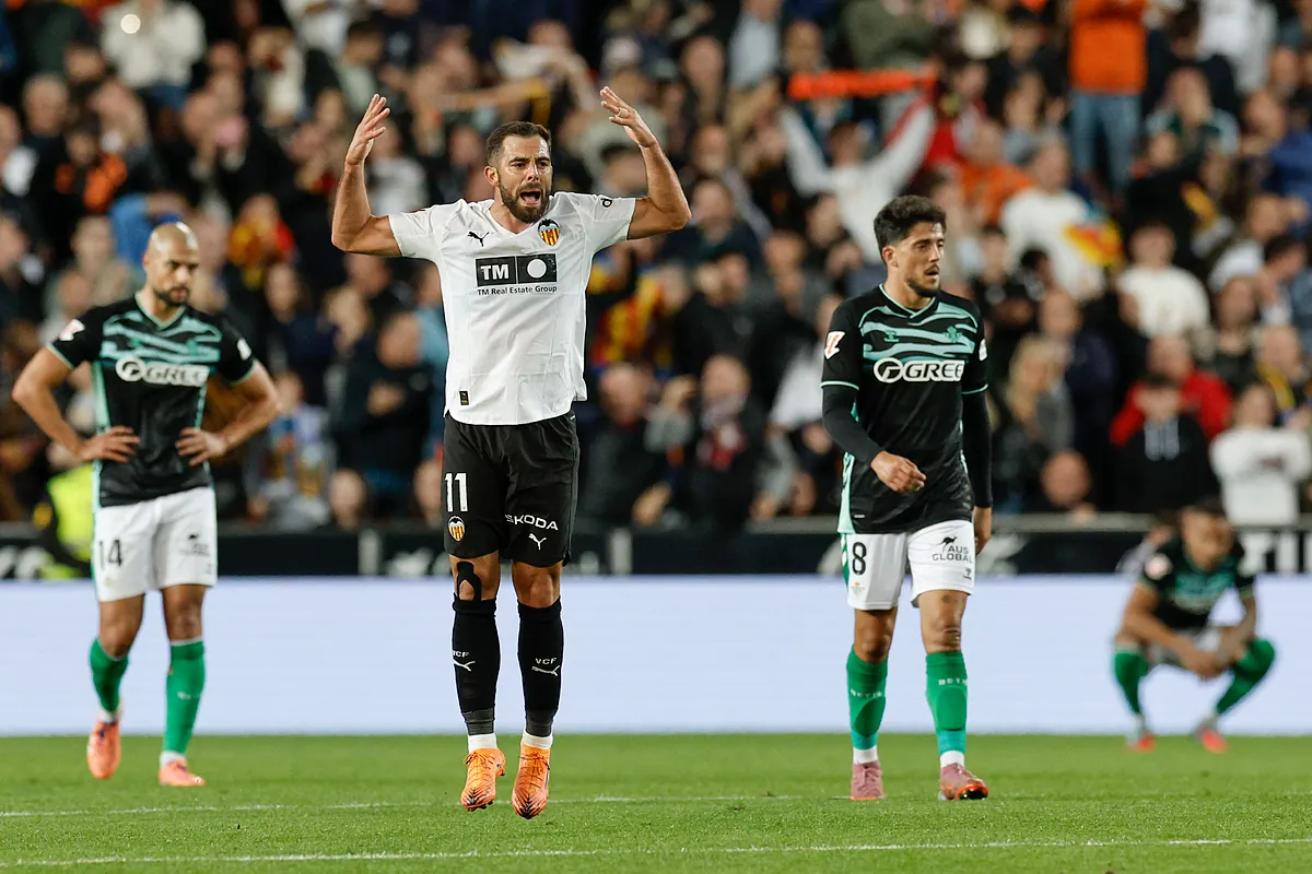 La resurrección del Valencia solo alcanza para agarrar un empate ante el Betis en Mestalla