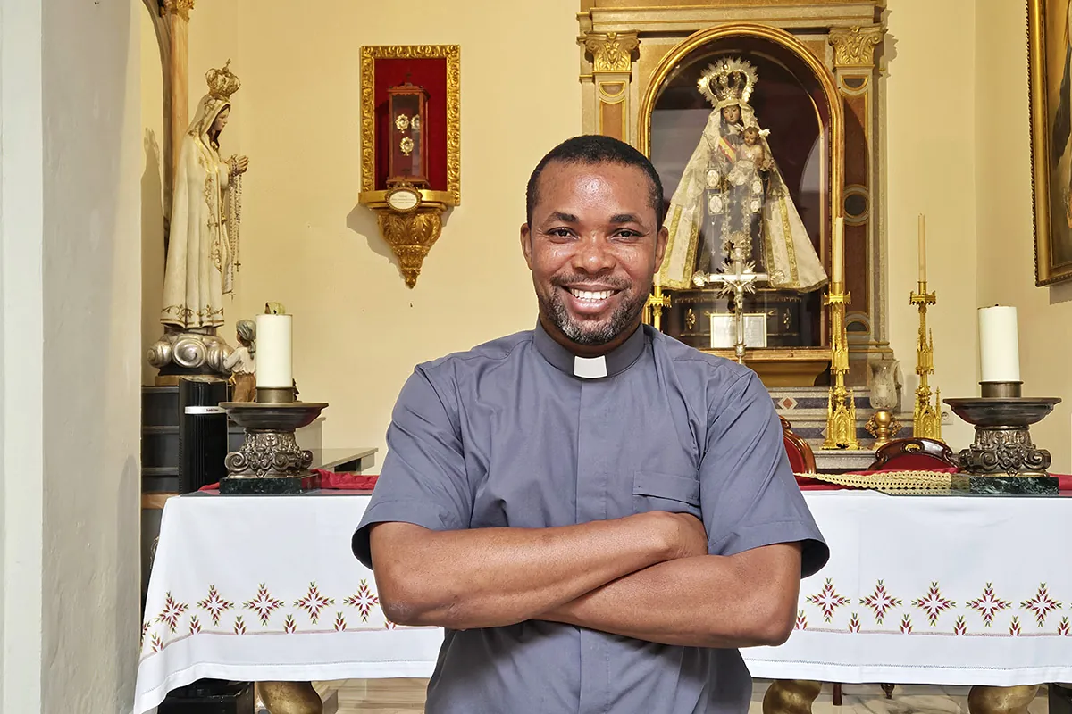 Anthony, el cura enamorado de Cádiz que vino en patera desde Nigeria: "Seguimos a un delfín, encontramos a unos pescadores y llegamos a Motril"