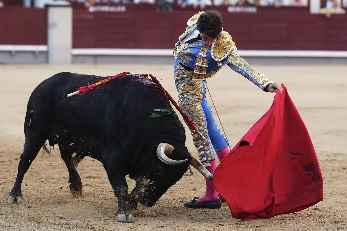 El padre de José Tomás bendice el poder de la pureza de Víctor Hernández en Las Ventas