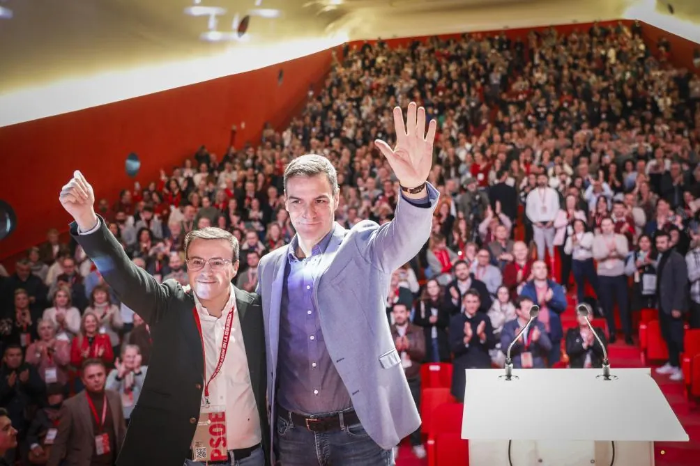 Gallardo hunde al PSOE de Extremadura 11 puntos en dos años:  La gente del partido ya sólo espera que dimita la noche electoral 