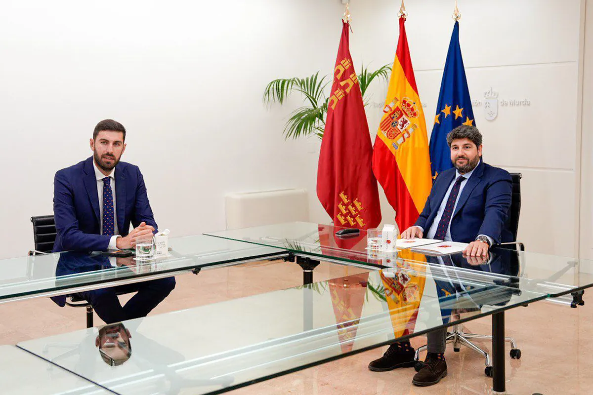 El PP cumple el pacto con Vox en Murcia y suprime la enseñanza de la lengua árabe en los colegios