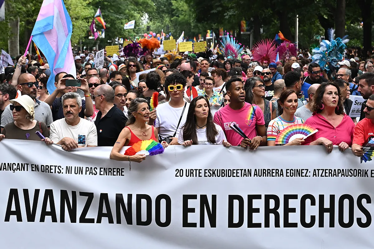La izquierda arremete con dureza contra Ayuso y Almeida durante el desfile del Orgullo: "Están acabando con los derechos de las personas LGTBI y de las mujeres"