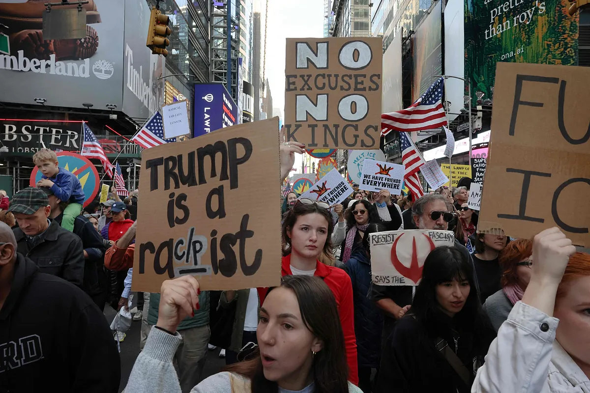 Cientos de miles de estadounidenses salen a las calles para protestar contra el 'Rey Trump': "Esto no es sólo política. Es democracia contra dictadura"