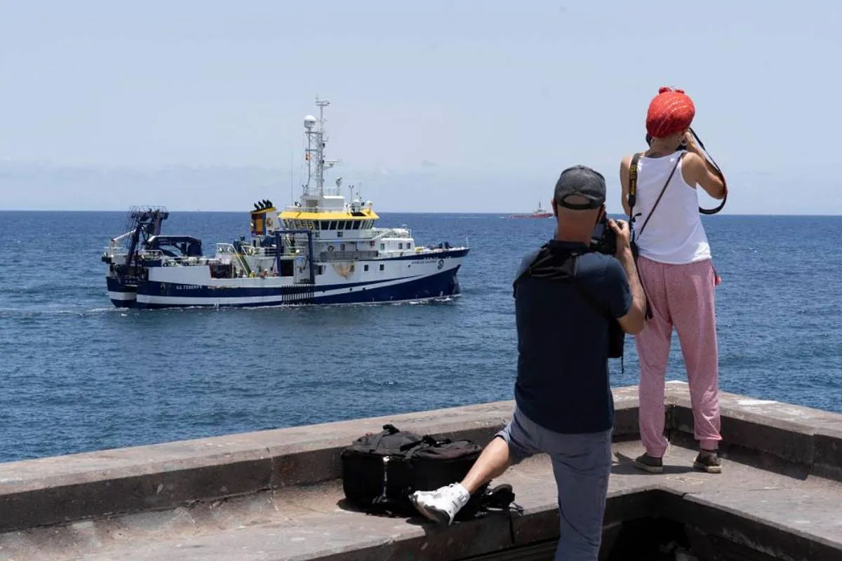 Un muerto y varios heridos tras caer al agua por un golpe del mar en el Puerto de la Cruz (Tenerife)