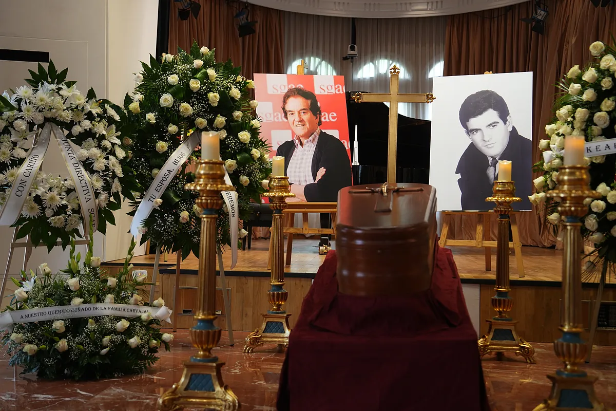 El último adiós a Manuel de la Calva, la mitad del Dúo Dinámico: fans a las puertas de la SGAE y un canto de Resistiré