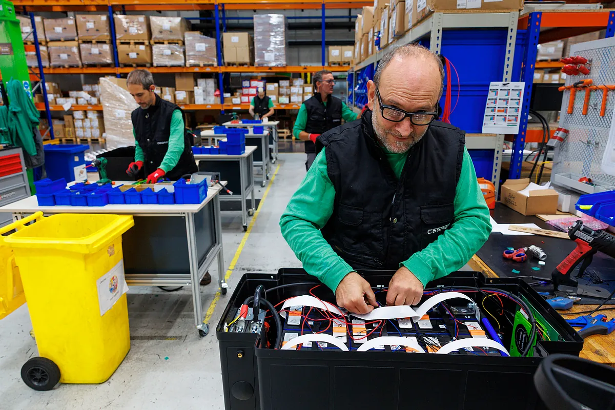 İspanyol fabrikalarında ağlar ve piller için sipariş seli: “Bu, 30 yıldır eşi benzeri olmayan bir enerji süper döngüsüdür”