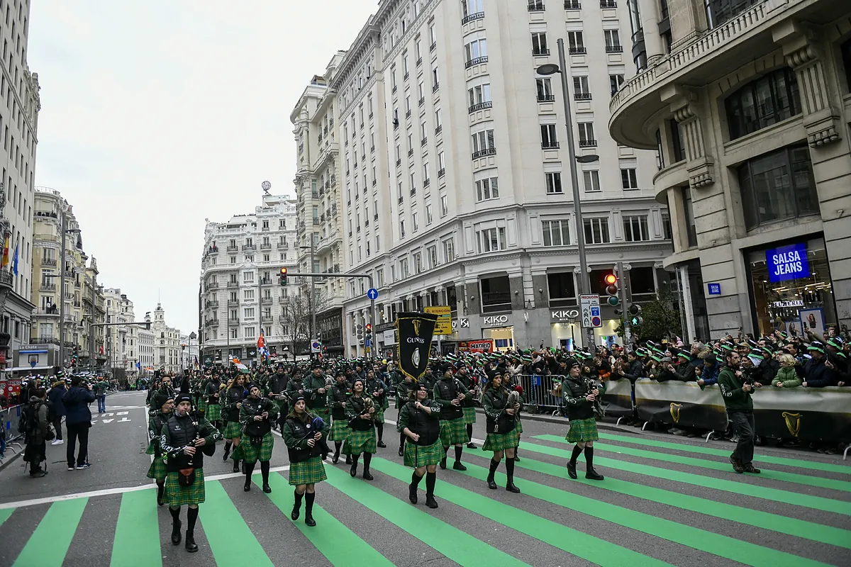 Irlanda tiñe de verde la Gran Vía: 600 gaiteros desfilan por la capital entre miles de personas