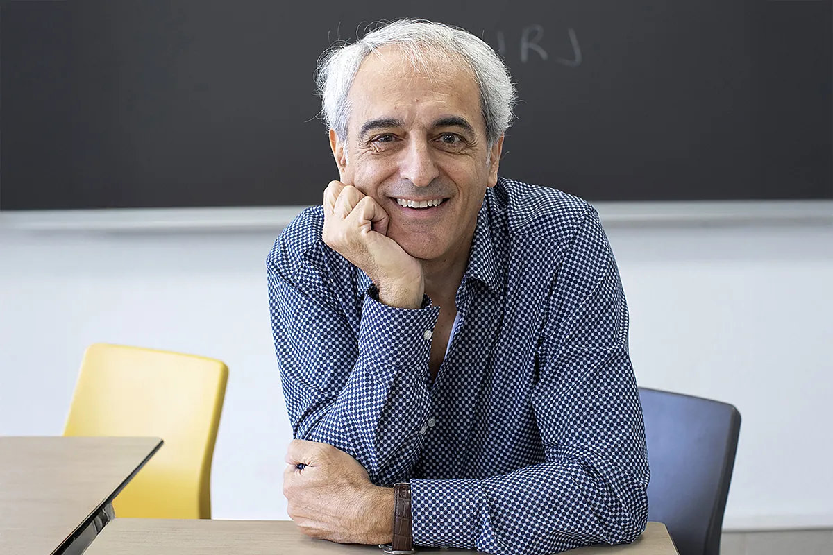 El profesor que convirtió un instituto de barrio de Madrid en un referente nacional: "El sistema educativo español está roto"