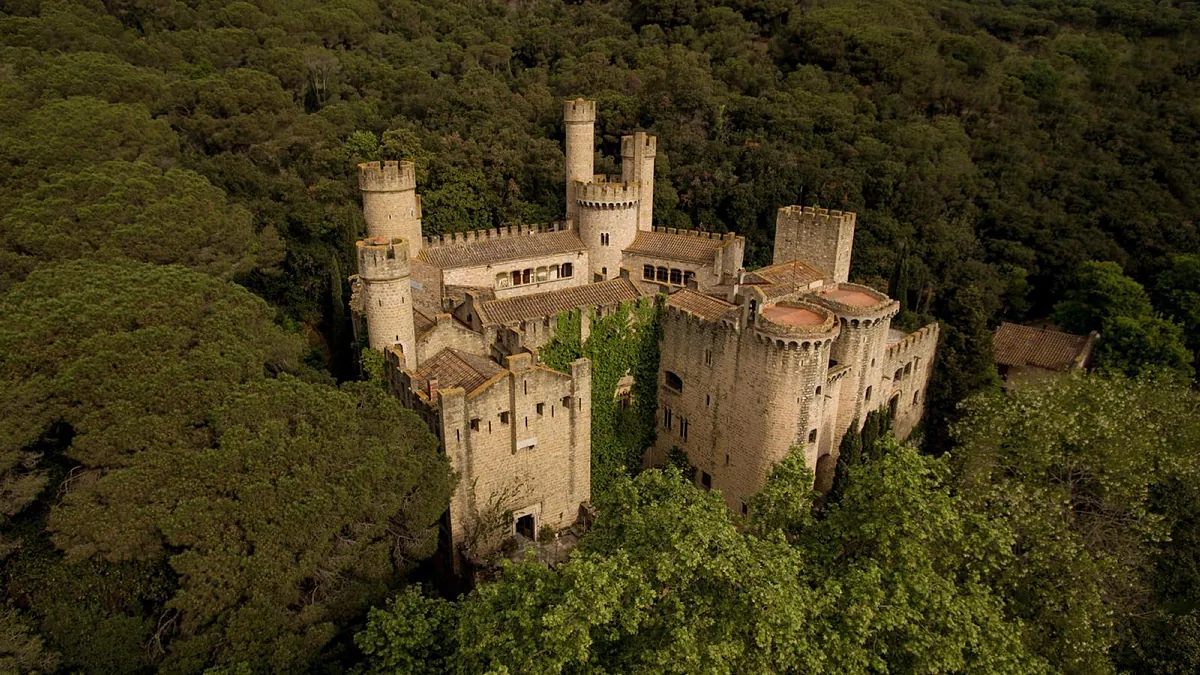 Este castillo parece sacado de Escocia, pero está en España: una fortaleza neogótica sobre una villa romana que te sonará de Juego de Tronos