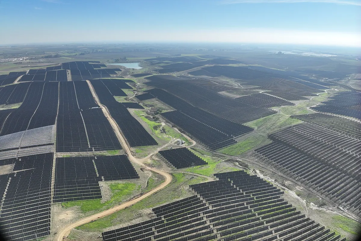 La francesa TotalEnergies lanza en Sevilla su mayor proyecto fotovoltaico en Europa:  Hay que apostar por las renovables pese al apagón 