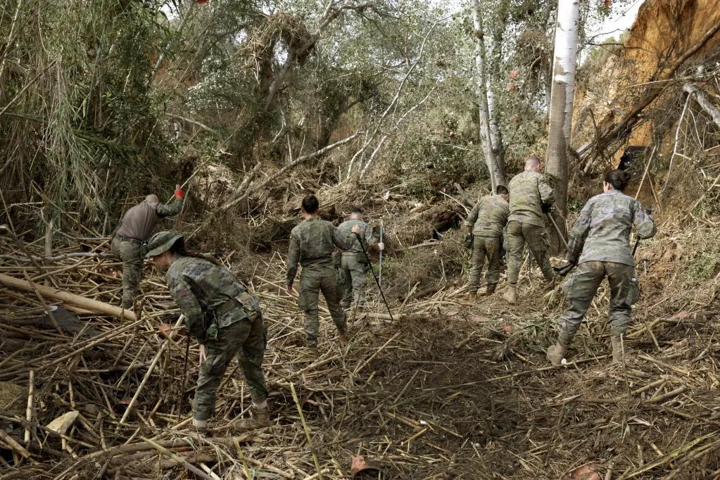 Investigan si un cadáver hallado en Manises sepultado bajo el barro es el de uno de los tres desaparecidos de la dana