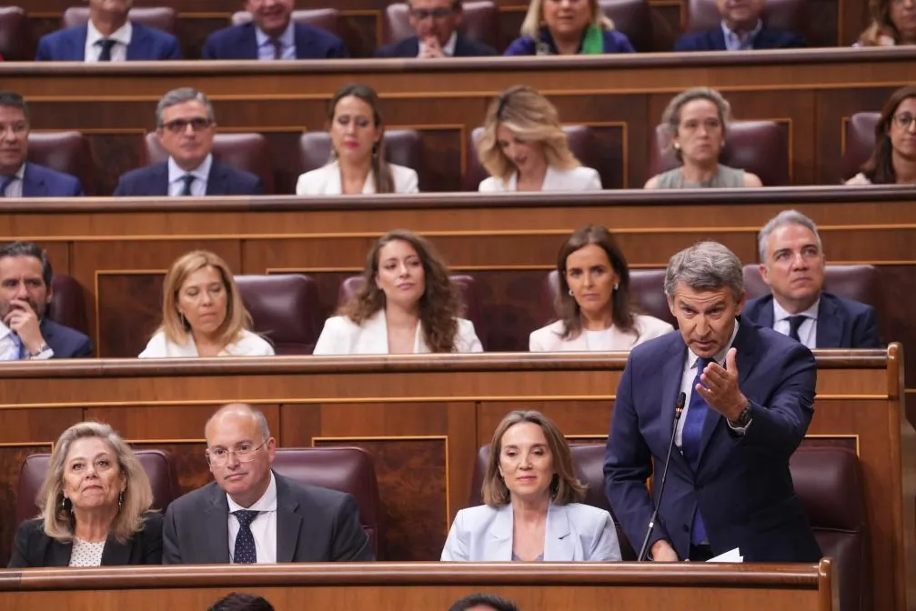 La mayor?a de los ciudadanos quiere una moci?n de censura del PP,...