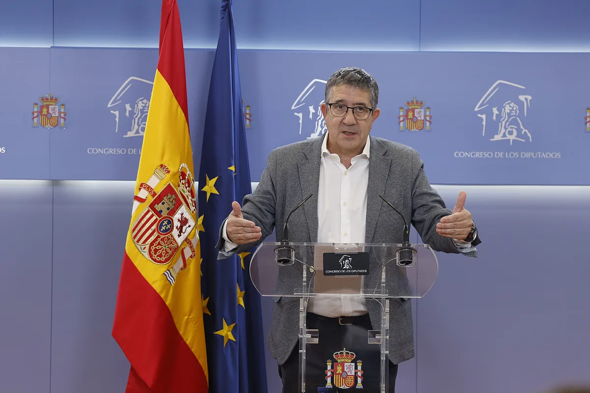 El PSOE justifica que el pago de dinero en efectivo es "una práctica habitual en todas las empresas e incluso en el Congreso y el Senado" y después lo matiza