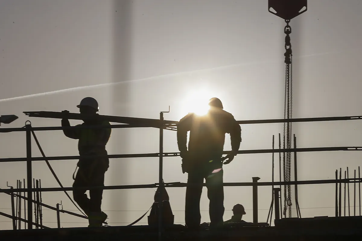 Del andamio al campo: los empresarios presionan al Gobierno para frenar el registro horario de Díaz en plena crisis de costes y mano de obra