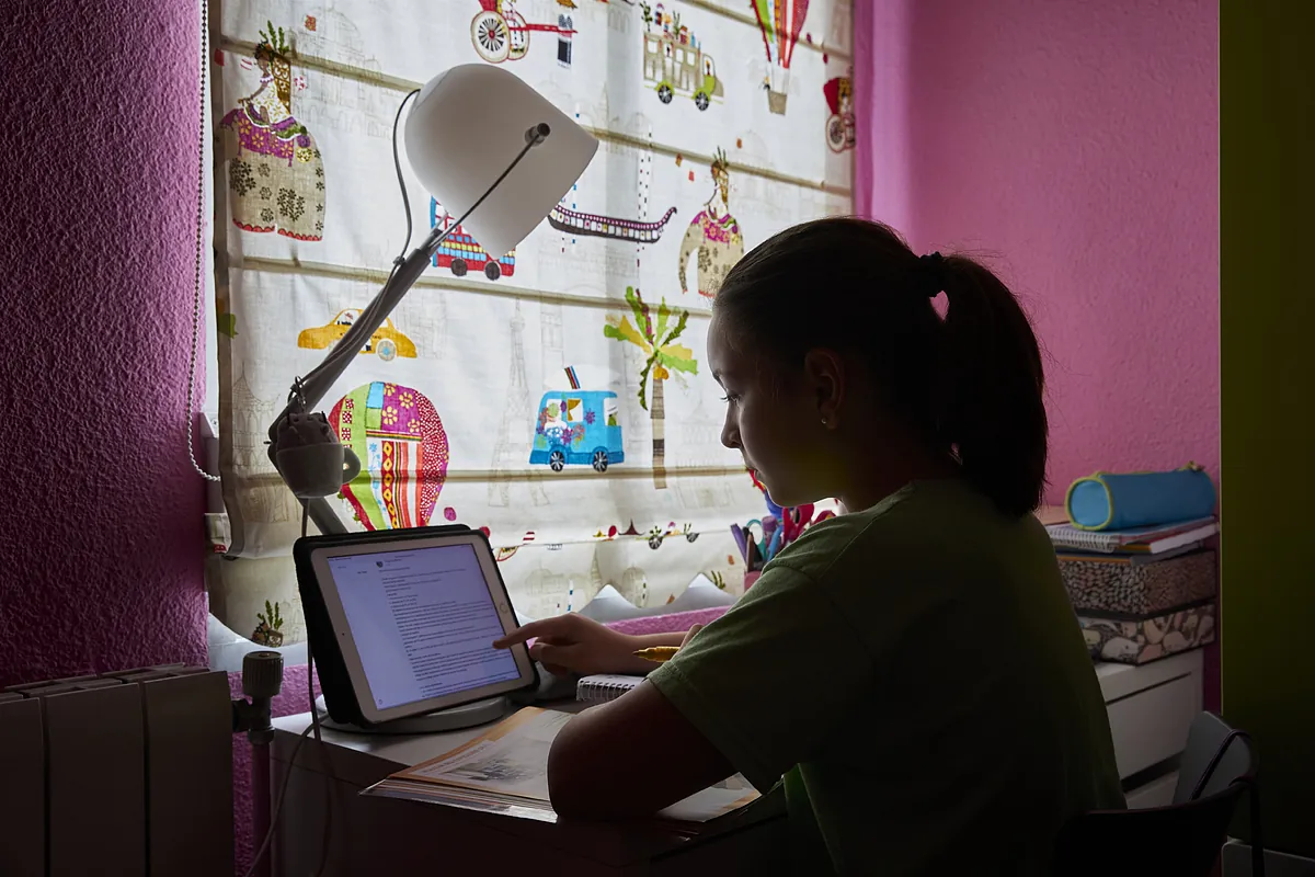 Guerra de Ayuso a las pantallas para proteger la "convivencia familiar": "No se permitirá a los docentes poner tareas fuera del colegio que exijan dispositivos"