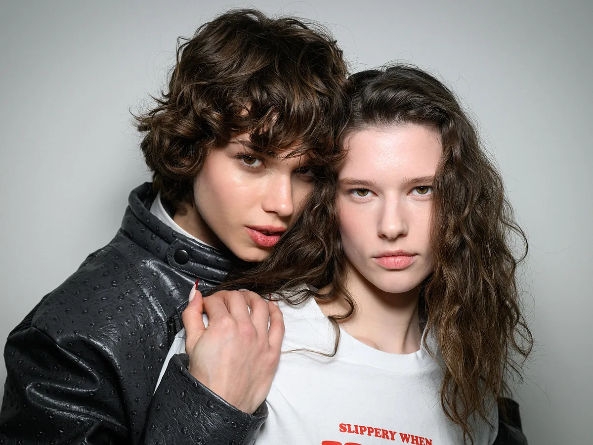 Cildi iyi nemlendirmek için viral katmanlara tekniğe sahip nem sandviç