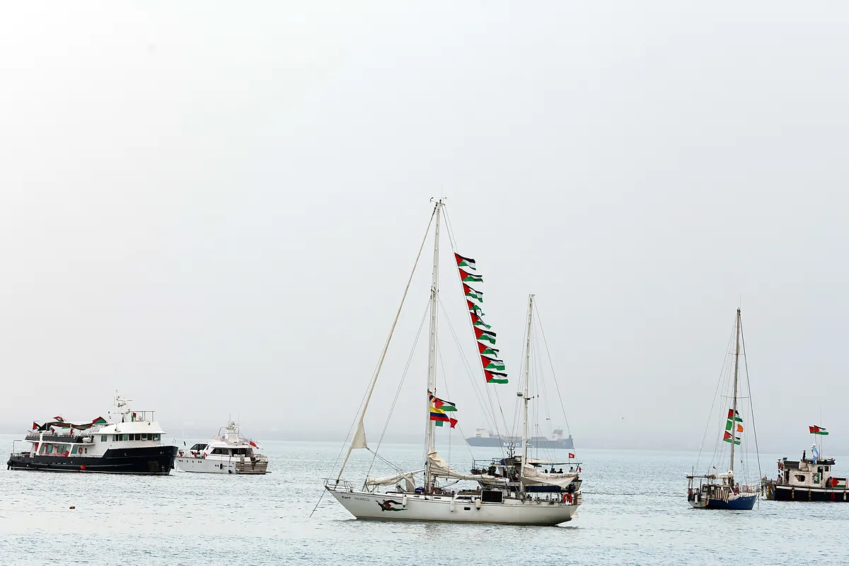 Una embarcación de la Flotilla Sumud rumbo a Gaza es atacada por un dron