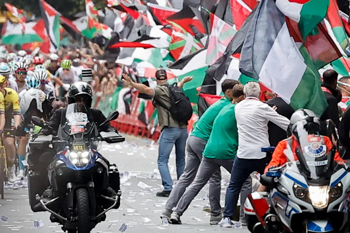 Tensión en La Vuelta de Bilbao por la presencia de manifestantes a favor de Palestina
