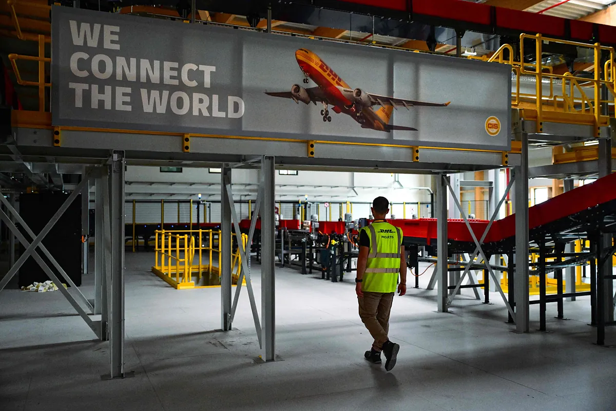 DHL invierte 500 millones en Emiratos y Arabia para compensar los efectos de la guerra comercial entre China y Estados Unidos